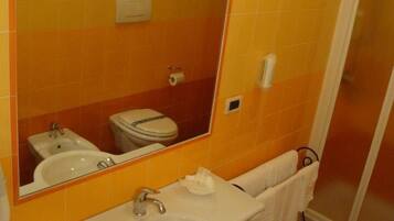 Dusche, kostenlose Toilettenartikel, Haartrockner, Bademäntel