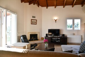 Een televisie, een open haard, een dvd-speler en een stereo