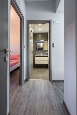 아파트, 침실 2개, 바다 전망 (Asteria) | 욕실 | 샤워 시설, 레인폴 샤워기, 무료 세면용품, 헤어드라이어