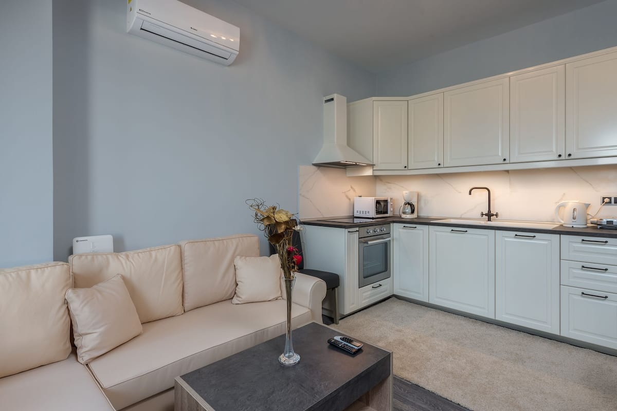 Refrigerador con freezer, microondas, horno, placa de cocina