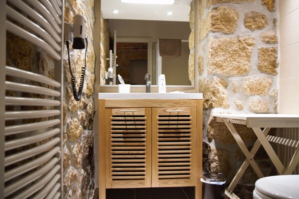 Douche, séchoir à cheveux, serviettes fournies