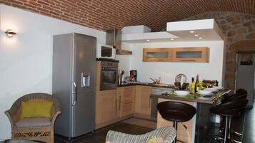 Frigorifero, microonde, forno, piano cottura