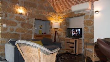 TV, lettore DVD, libri