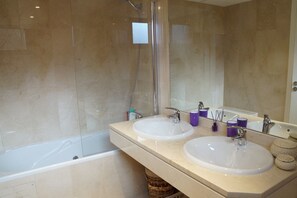 Badewanne, Haartrockner, Handtücher