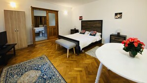 Una camera da letto con un letto, comodini, una scrivania, un armadio e un'area pranzo.