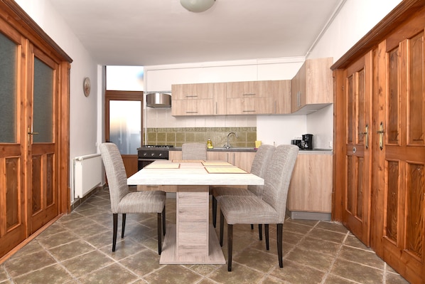 Classic Apartment | Private kitchen | Full-size fridge, microwave, oven, stovetop - Apartment Werkstatt (Brasov)