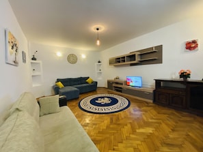 Classic Apartment | Living area | Flat-screen TV - Apartment Werkstatt (Brasov)