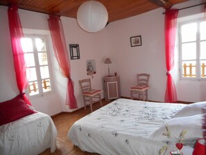 2 chambres, fer et planche à repasser, lit parapluie, Wi-Fi