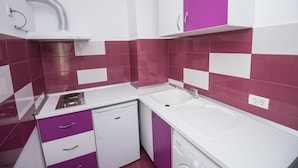 Comfort Studio, 1 Queen Bed, City View | Private kitchen | Full-size fridge, stovetop, electric kettle, cookware/dishes/utensils