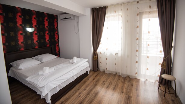 Comfort Studio, 1 Queen Bed, City View | Soundproofing, rollaway beds (surcharge), WiFi (free)