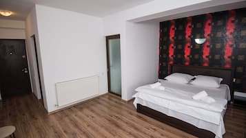 Comfort Studio, 1 Queen Bed, City View | Soundproofing, rollaway beds, free WiFi