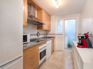 Een koelkast, een microgolfoven, een oven, een vaatwasser