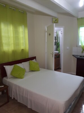 3 bedrooms, free WiFi, bed sheets - 2 standard bungalows (le gosier)