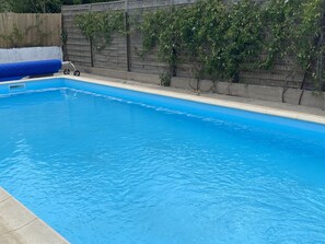 Piscine extérieure en saison