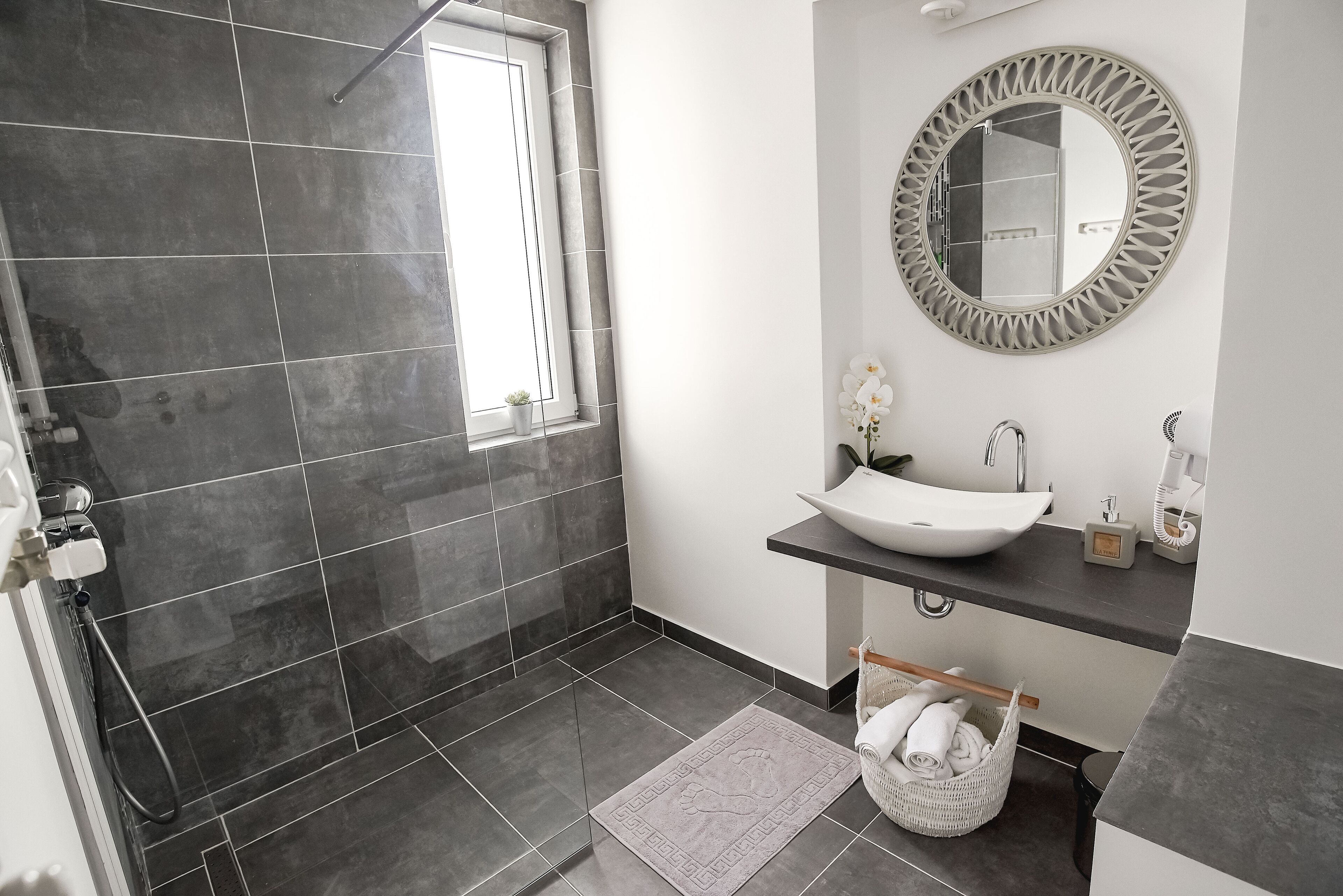 Deluxe Apartment, City View | Bathroom shower