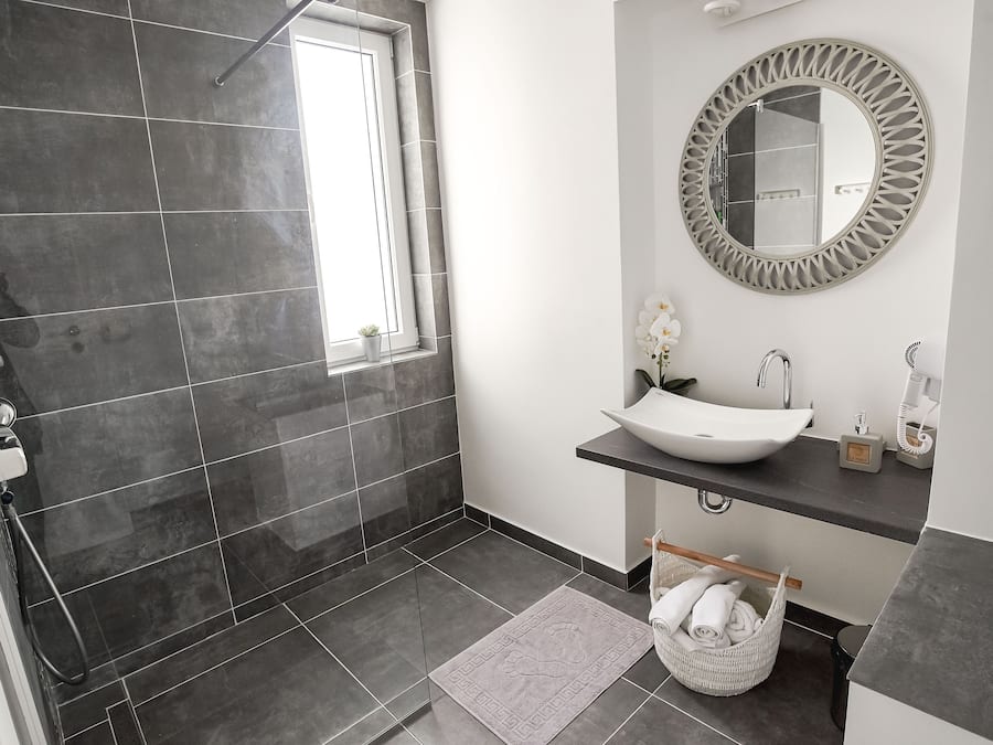 Deluxe Apartment, City View | Bathroom shower