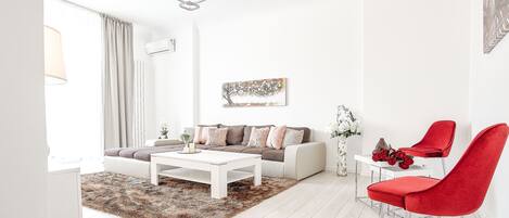 Deluxe Apartment, City View | Living area