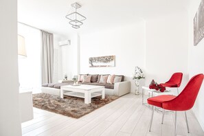 Deluxe-huoneisto, kaupunkinäköala | Oleskelualue | Taulutelevisio