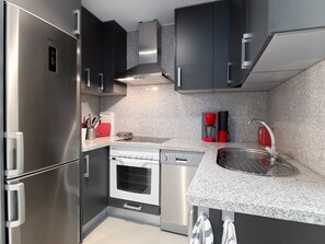 Een koelkast, een oven, een vaatwasser, een koffiezetapparaat/waterkoker