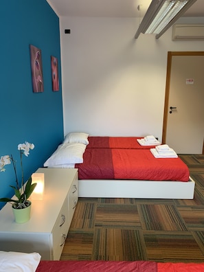 Habitación cuádruple | Ropa de cama hipoalergénica y wifi gratis
