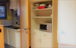 Frigorífico, microondas, placa de cocina y utensilios de cocina