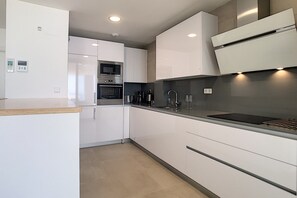 KĂŒhlschrank, Mikrowelle, Ofen, Herdplatte
