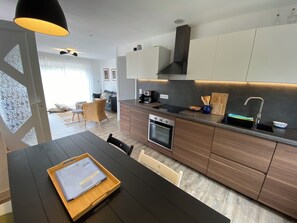 Fridge, microwave, oven, stovetop - 008 - Pretty contemporary villa with pool (SOULAC SUR MER)