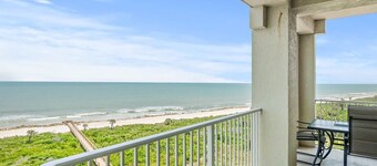 Beachfront Penthouse with Balcony & Resort Pools