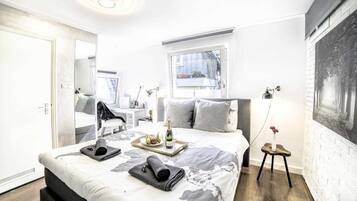 Quarto urbano | Individualmente decorados, individualmente mobiliados, Wi-Fi de cortesia