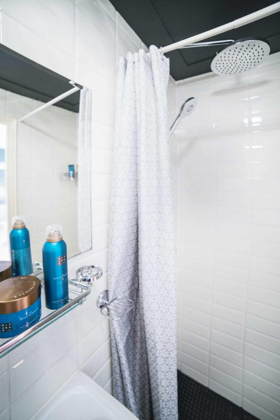 Chuveiro, toalhas de banho