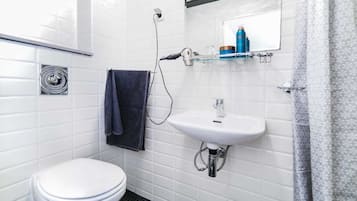 Een douche, handdoeken