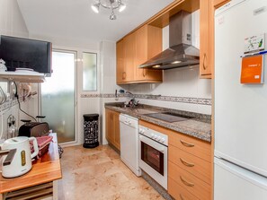 Een koelkast, een microgolfoven, een oven, een vaatwasser