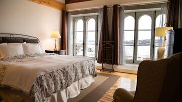 3 bedrooms, iron/ironing board, free internet, bed sheets