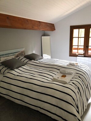 4 bedrooms, iron/ironing board, travel cot, free WiFi