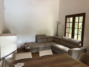 Fernseher, DVD-Player, Tischfußball