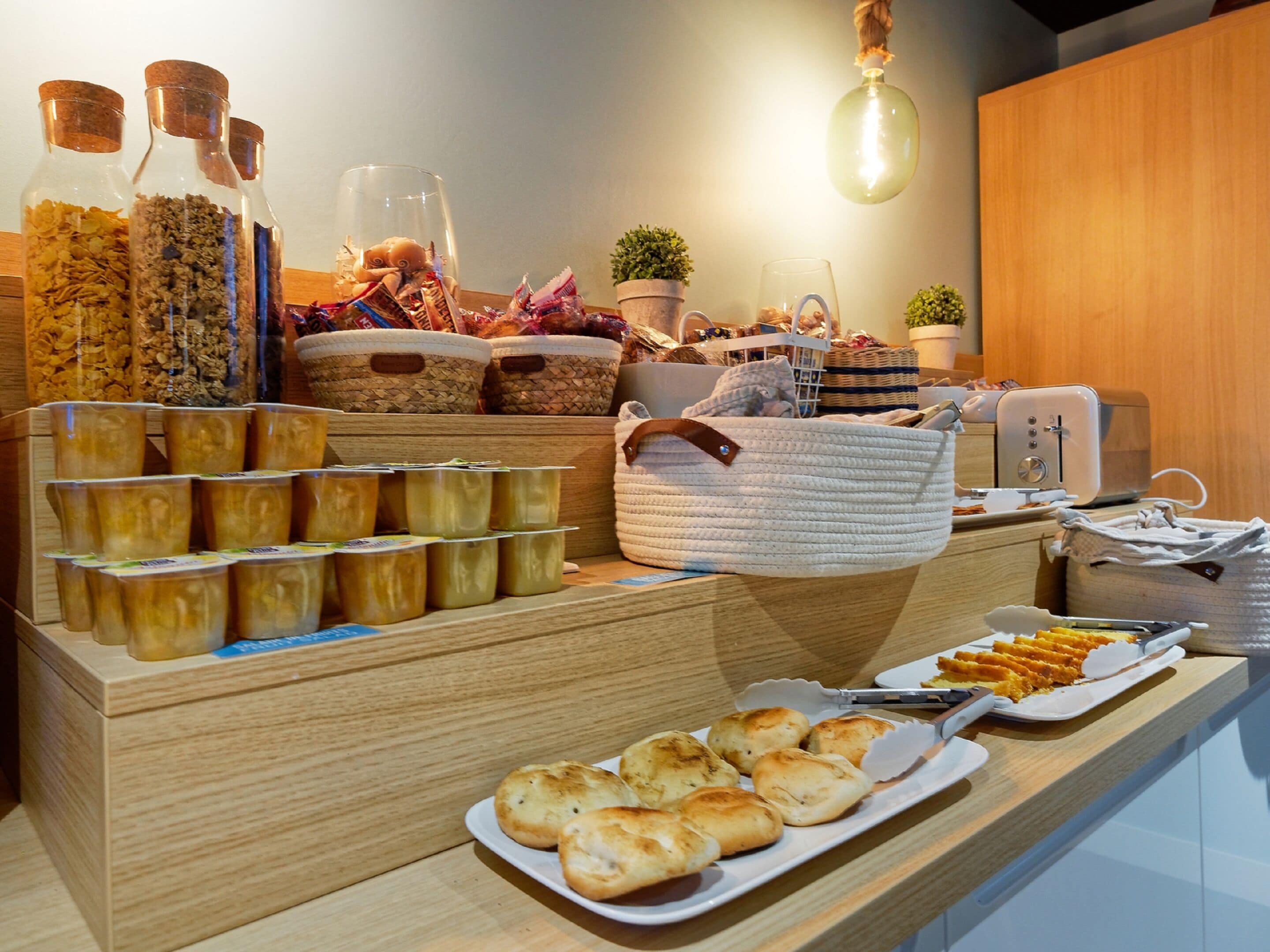 Desayuno buffet (EUR 8.90 por persona) 