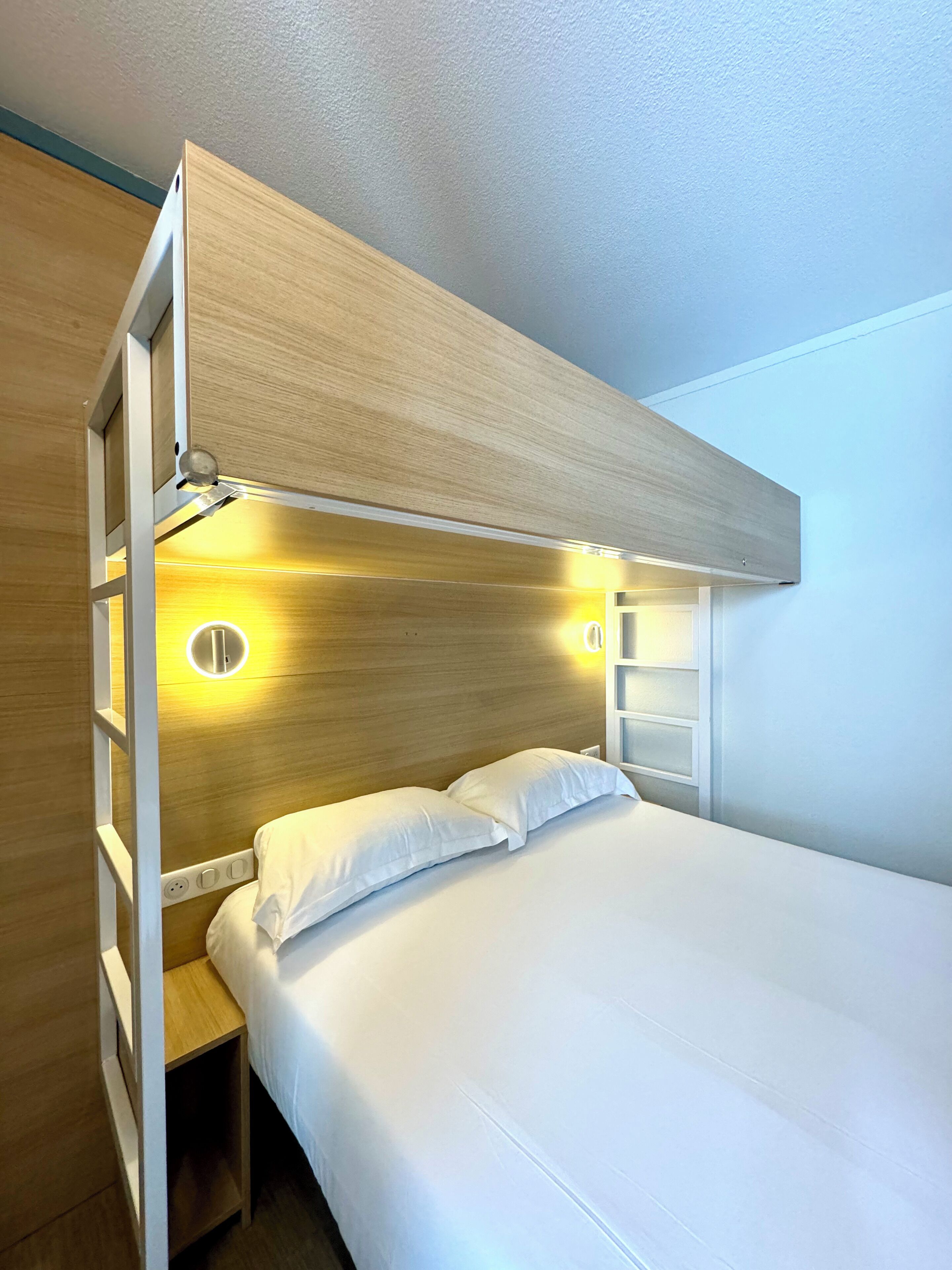 triple room | desk, laptop workspace, soundproofing, iron/ironing board