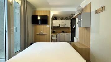 Superior Studio, 1 Double Bed | Desk, laptop workspace, soundproofing, iron/ironing board
