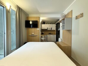 Superior-Studio, 1 Doppelbett | Schreibtisch, laptopgeeigneter Arbeitsplatz, schallisolierte Zimmer