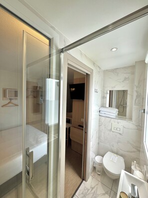 Standard Room, Berbilang Katil | Bilik Mandi | Pancuran mandi, kelengkapan dandanan diri mesra alam, pengering rambut 