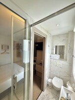 Habitación estándar, varias camas | Baño | Ducha, artículos de higiene personal ecológicos y secador de pelo