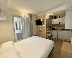 Estudio superior, 1 cama doble | Escritorio y espacio para trabajar con un portátil