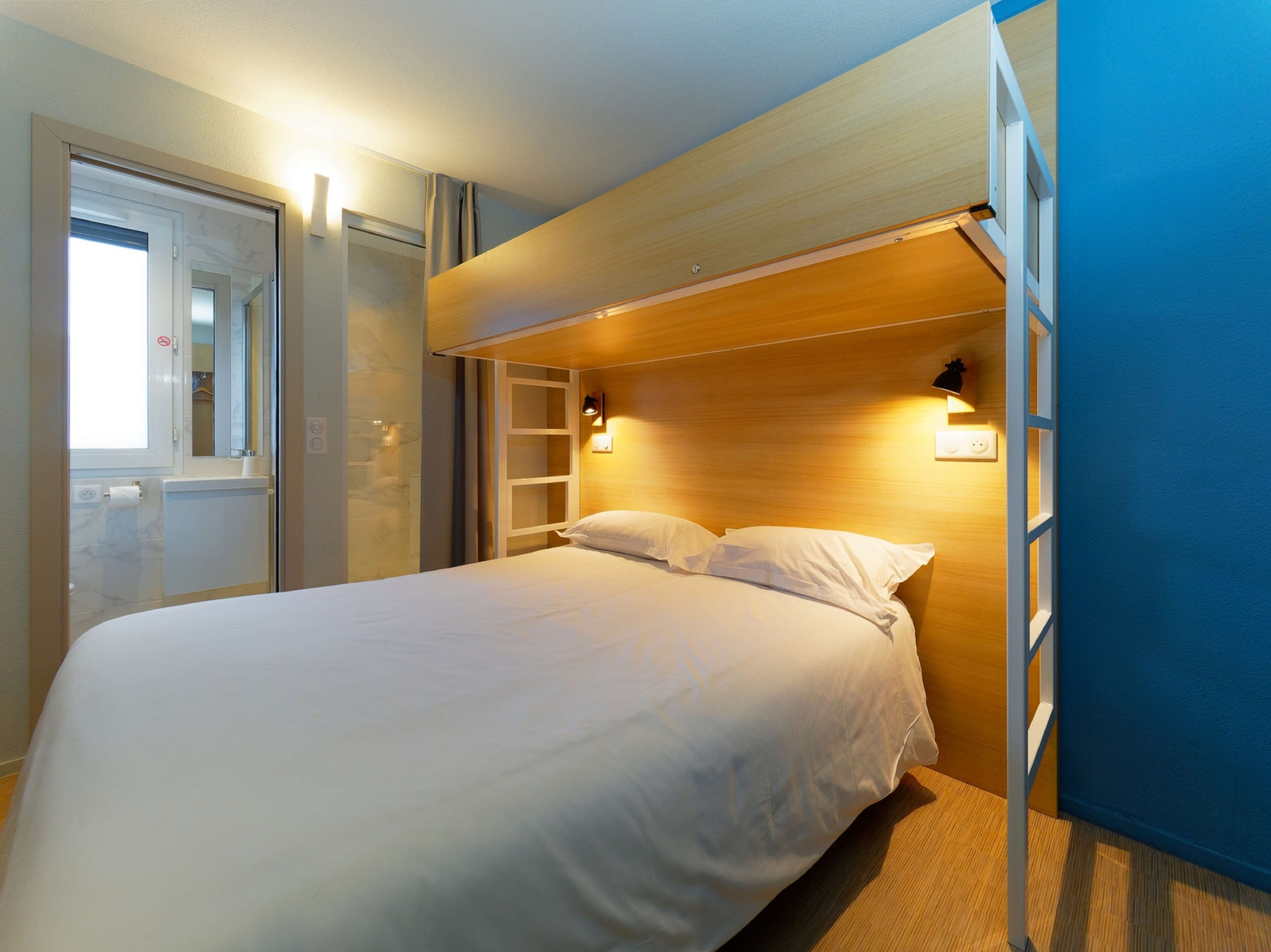 triple room | desk, laptop workspace, soundproofing, iron/ironing board