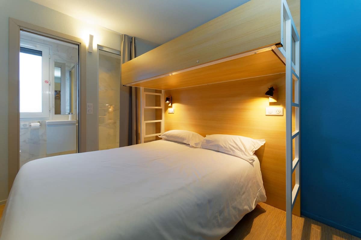 triple room | desk, laptop workspace, soundproofing, iron/ironing board