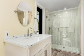 Combined shower/tub, hair dryer, towels