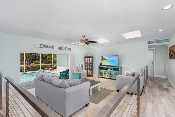 Smart-TV, DVD-Player, Bücher, Videothek