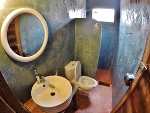 Triple Room | Bathroom | Shower, towels, toilet paper - Zawady Villa (Malindi)