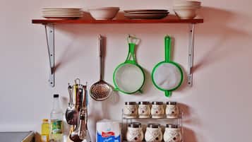 三人房 | 共用廚房設施 | 雪櫃、焗爐、爐具、廚房用具/餐具/器皿