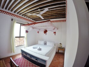 Escritorio, tabla de planchar con plancha, wifi gratis y ropa de cama 