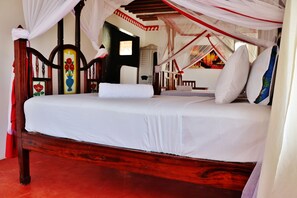 Triple Room | Desk, iron/ironing board (on request), WiFi (free), bed sheets - Zawady Villa (Malindi)